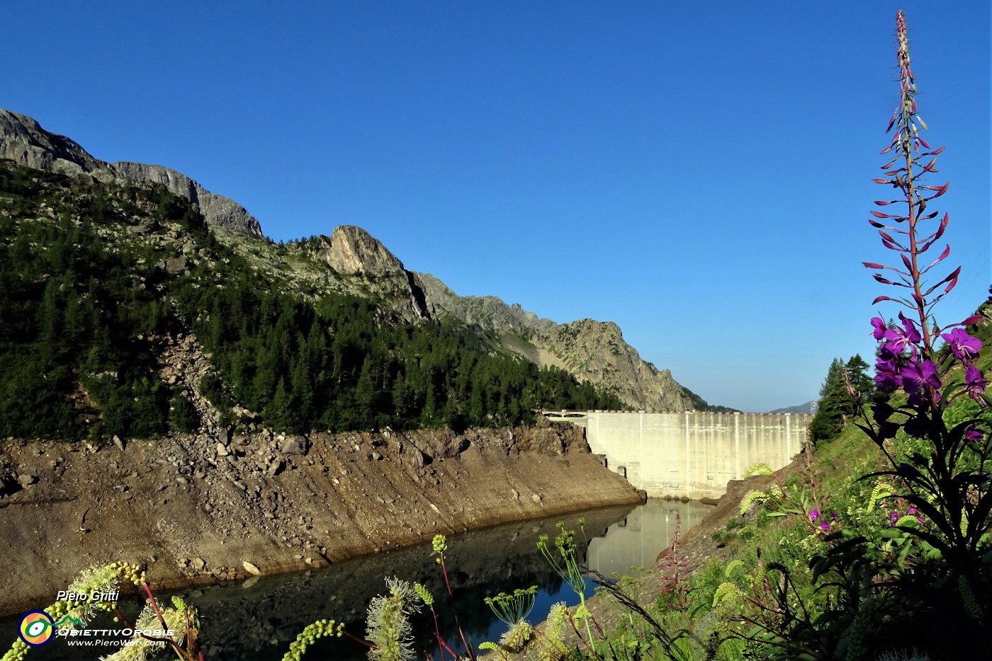 15 Poca acqua  al Lago del Fregabolgia per lavori in corso alla diga .JPG -                                